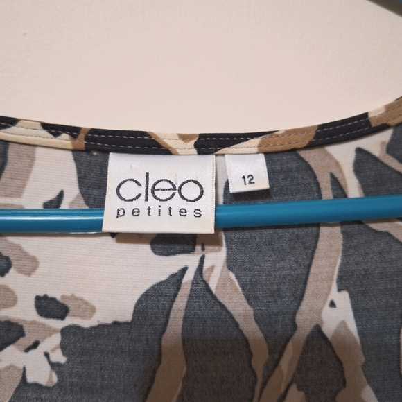 Cleo Petites size 12 v-neck fit n' flare knee lenght cap sleeve dress - Picture 2 of 4